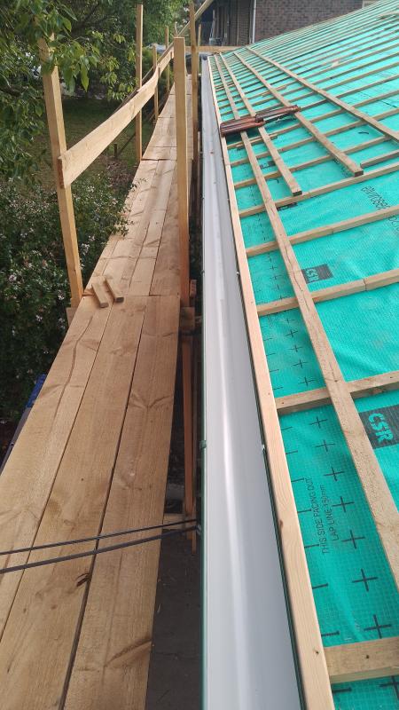 The first batten got a vertical cut and is 35mm thick. <br>This allows to install the gutter brackets (in Australia <br>these are fixed to the vertical fascia) and to lift the<br>first tile a little.