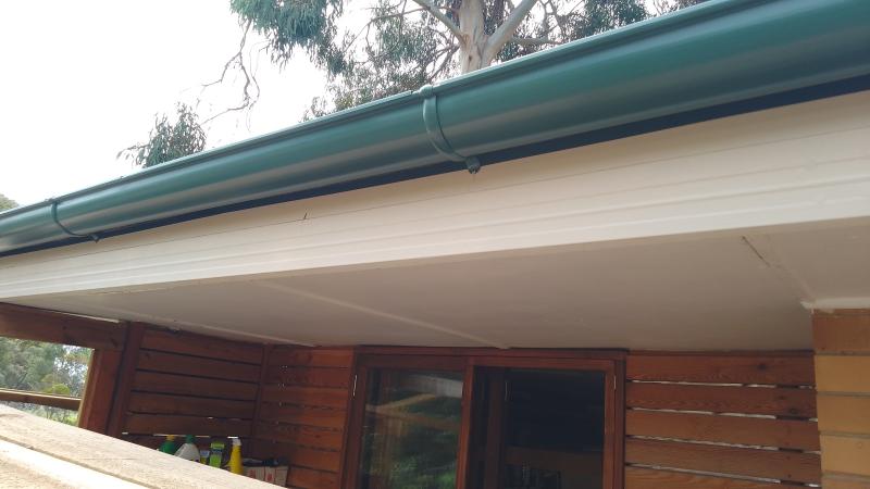 The 25mm gap between gutter and fascia is the lower ventilation opening.