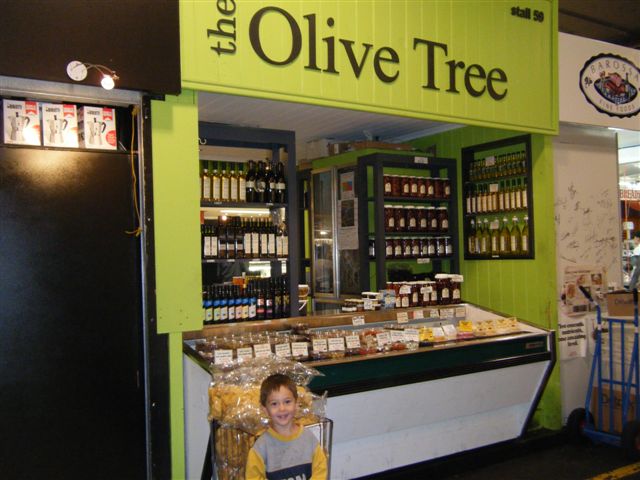 Oliven gibt's in so einem sonnigen Land nat&#252;rlich auch - sogar importiert aus <br>Italien und von sonstwo her.