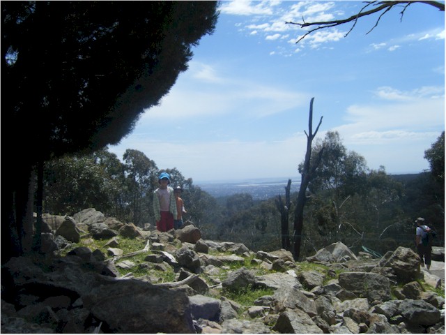 Blick von den Hills &#252;ber Adelaide auf's Meer