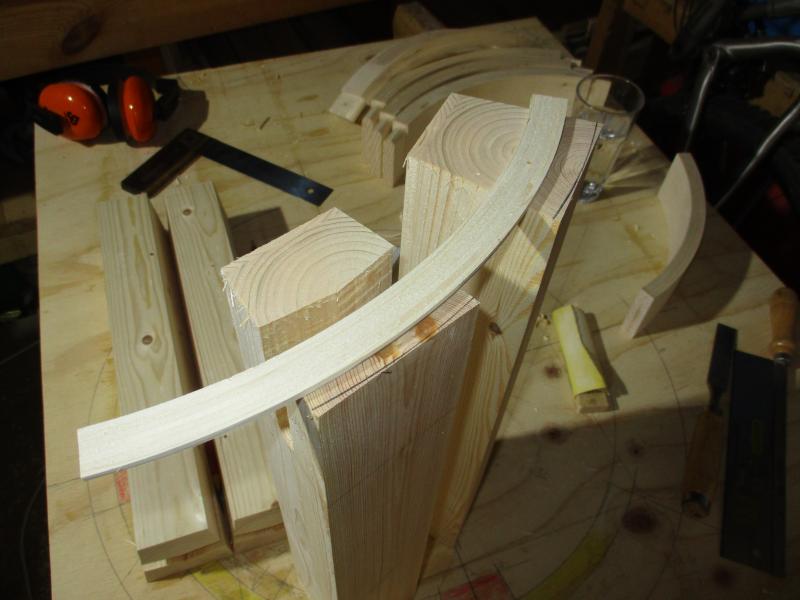 The legs shall follow the round of the table top too, so I did use a cut-off to mark the curve. Getting it done is once again a lot of work using a (manual) plain.