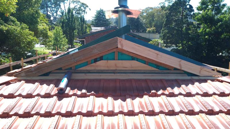 I used 450mm wide sheet-lead to cover the edge to the gable. It also goes over the lower part of the <br>"Windfangbrett" right over the tiles of the row below.